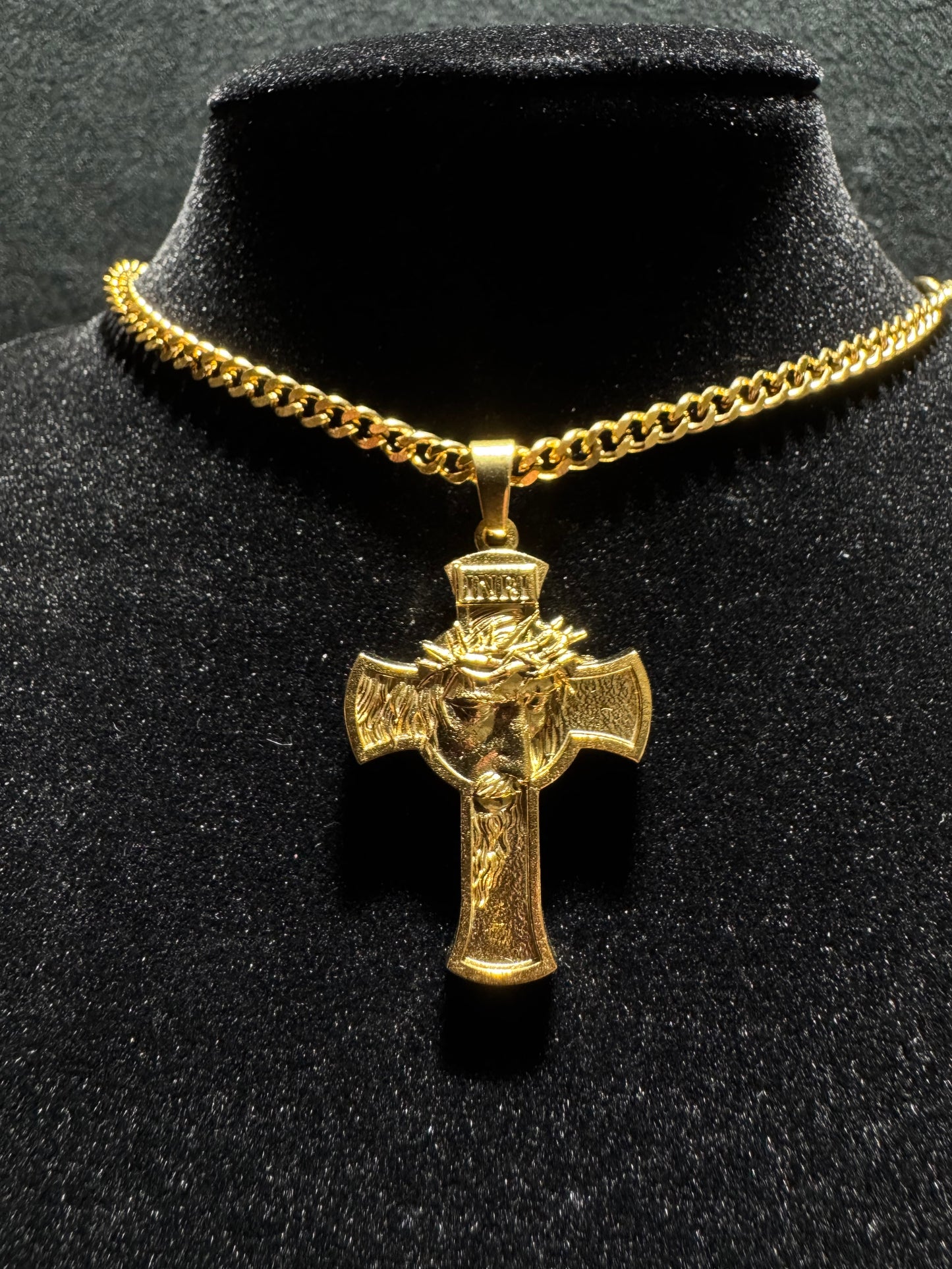 Collana con cristo.