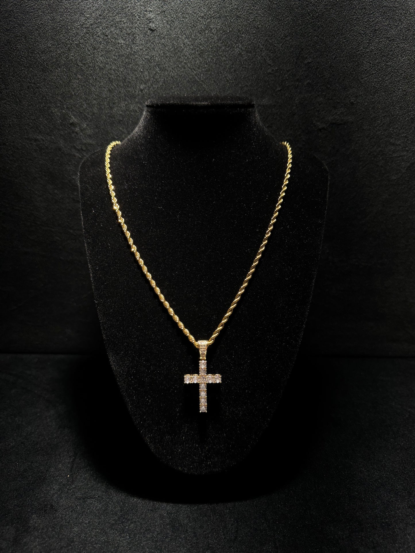 Collana croce con zirconi oro.