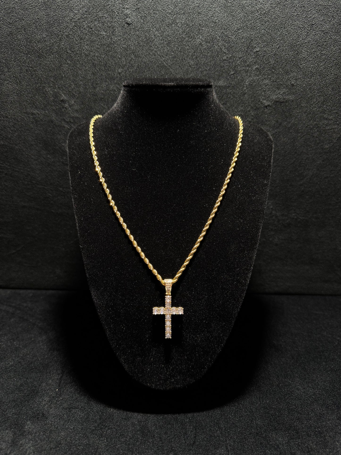 Collana croce con zirconi oro.